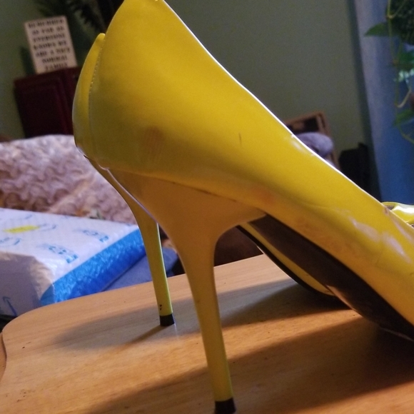 Such a cute shoe with some imperfections... - Picture 2 of 3